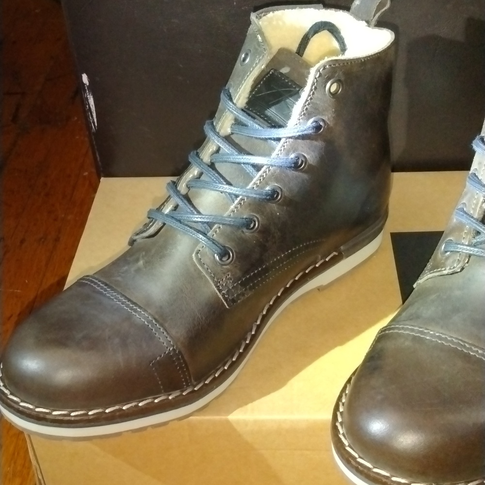 Bullboxer  new boots. Size 8. Color Grey